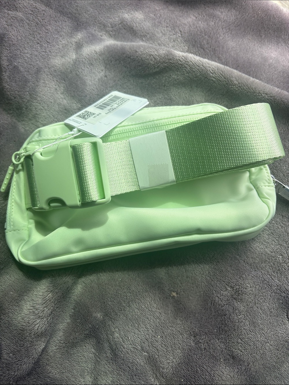 NWT Lululemon Everywhere Belt Bag in Soft Green - Picture 3 of 8